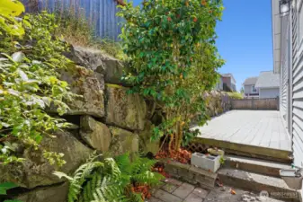 Tidy and manageable backyard with composite deck