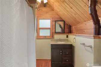 Full Bathroom, upper