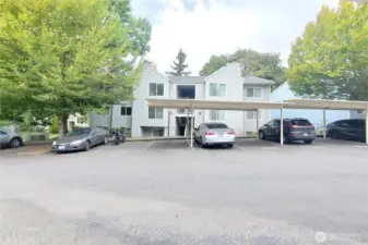 Beautiful Condo only minutes from I-405, Renton Landing, Gene Coulon Park and Seatac  Airport.
