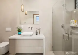 Ensuite guest bath with large format porcelain tile walls