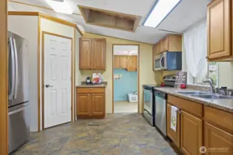Walk in pantry- utility room - covered skylight