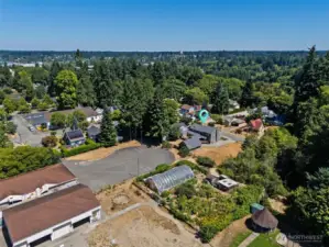 This aerial shot shows the proximity of the property to Lincoln Elementary and the beloved Lincoln Garden, which has been a part of the school’s community since 1994. The garden plays a central role in the Annual Harvest Festival and the school’s science curriculum, offering children the opportunity to engage with the natural world. With its 30-foot by 60-foot greenhouse, it continues to be a peaceful, holistic space for students to connect with nature during recess. A perfect blend of learning and tranquility right next door.