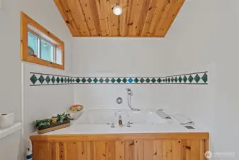 Jetted tub in primary bathroom