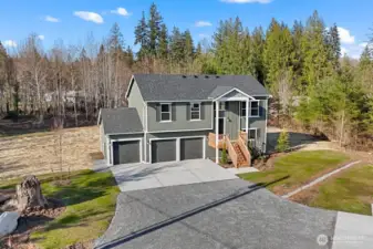 Photographs are for illustrative purposes only. Features, finishes, interior/exterior colors, landscaping and floorplan shown may vary from actual homes built