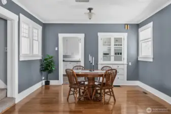 Dining room into kitchen