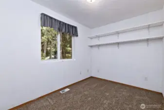 Xtra room off of dining area...hobby room, office, exercise room?