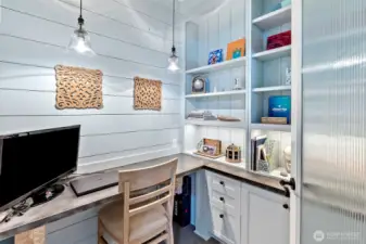 Extra office nook on the mainfloor- perfect for homework & crafts