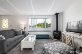Read, relax, play board games, watch a movie, in the cozy living room.
