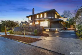 Long driveway parks 3+ cars