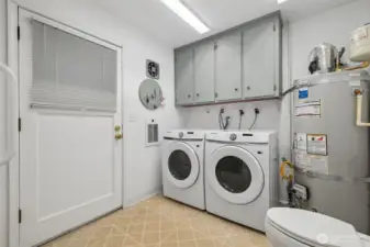 Utility room has 3/4 bath as well