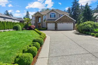 Long driveway - plenty of parking space