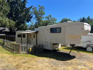 40 ft Spacecraft 5th wheel fully furnished comes with the property, if desired.