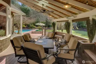 Furniture & Traeger included!