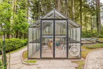 Calling all gardeners and green thumbs! As you wander along the charming cobblestone paths, you’ll come upon a greenhouse, where lush plants will thrive in a vibrant, sunlit space!