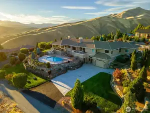 Sweeping views from snow-capped mountains to the Columbia River