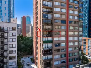 Corner unit, allowing for expansive windows that bring in ample natural light!