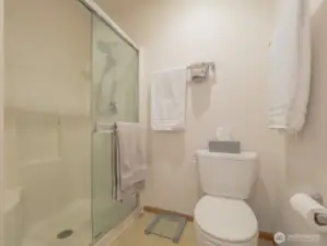 Full Bath Primary Bedroom w/2 sinks