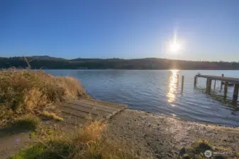 The community boat launch is very handy and one can avoid the back-ups at Bloedel!