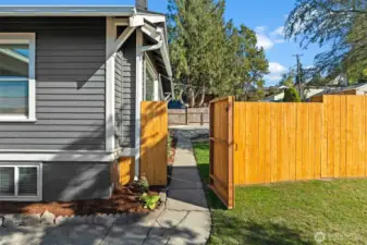 Huge Fully Fenced yard