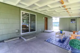Sliding glass door entrance into dining room and kitchen.