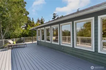 Wall of windows with privacy and views of the bay