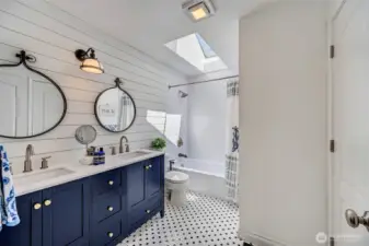 Upstairs Full Bathroom