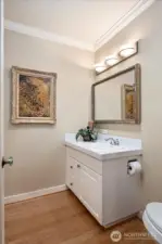 Main floor 1/2 bath