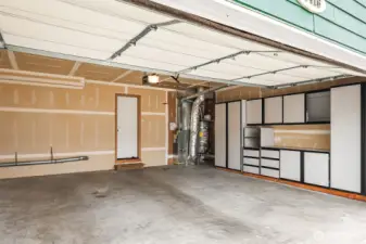 Huge 2 Car Garage w Buildin Storage