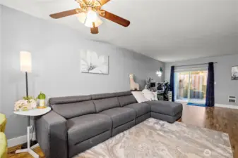 This open space is ideal for entertaining—whether you’re gathering around the table for dinner or relaxing with guests to watch TV. The flexible layout makes it easy to create the perfect setting for any occasion.
