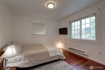 Guest bedroom.