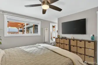 Looking towards the bathroom.