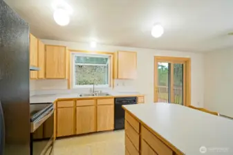 Nice garden window in the kitchen, overlooking the backyard.