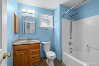 Upstairs main bathroom