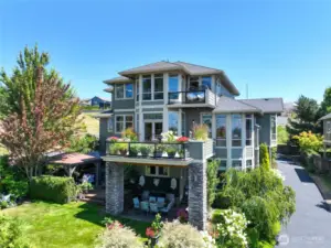 South entrance with 180 degree views of the CITY & RIVER!