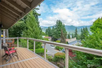 Beautiful quiet area, with views of maintains & lake. The lovely neighborhood make this a perfectly delightful setting!