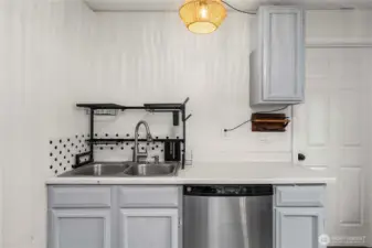Dishwashing area and storage