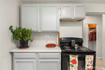 Cabinet storage around oven