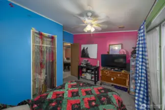 Great size with a ceiling fan