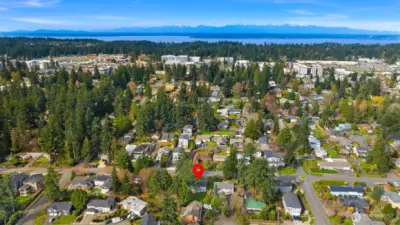 . Ideal location near Shoreline Light Rail Station, shopping, Cromwell Park, Ronald Bog Park and Meridian Park.