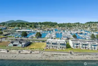 Skyline’s community amenities, vibrant marina, and proximity to downtown Anacortes make this the perfect blend of tranquility and convenience.