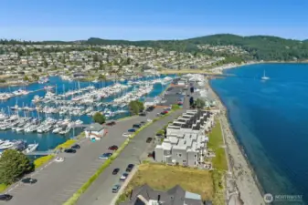 Can you imagine walking to your boat and back home again, so convenient!