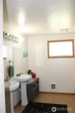 Main Bathroom - Full