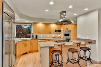Breakfast Bar, Built in Cookbook Shelves, Lots of Storage