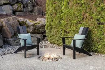 Built-in firepit...s'mores anyone?