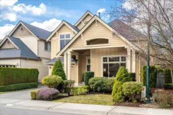 Welcome to Illahee! Blocks away from shopping, dining, transit! Top-rated Lake Washington Schools, including Smith Elementary, Inglewood Middle, and Eastlake High! Welcome Home! This is the one you have been waiting for!