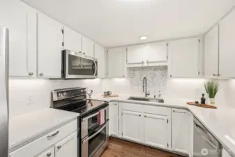 Stylish finishes with subway tile backsplash & engineered hardwood floors