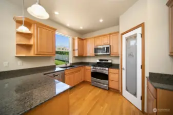 Kitchen features granite counters, gas range & walk-in pantry