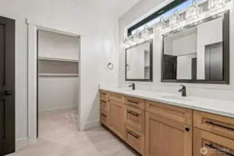 En-suite bathroom with spacious walk-in closet