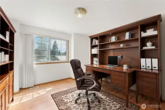 Bedroom that can make into an office