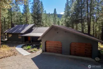 Must see this solid craftsman home that has  hardwood floors, large comfortable spaces and views of treed acreage. Wildlife seen here often. Songbird and raptor alike perch in nearby forest.